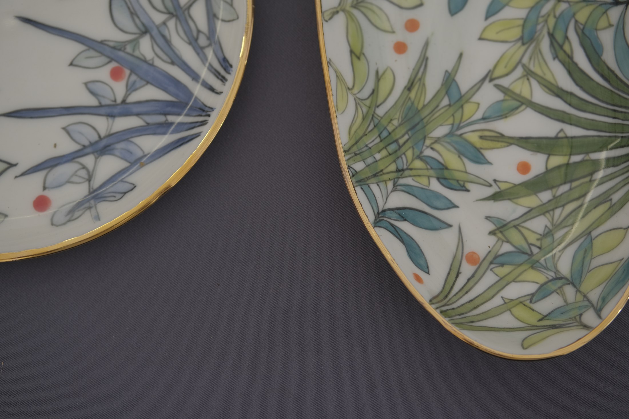 Handbemalte Teller mit feinen botanischen Motiven.