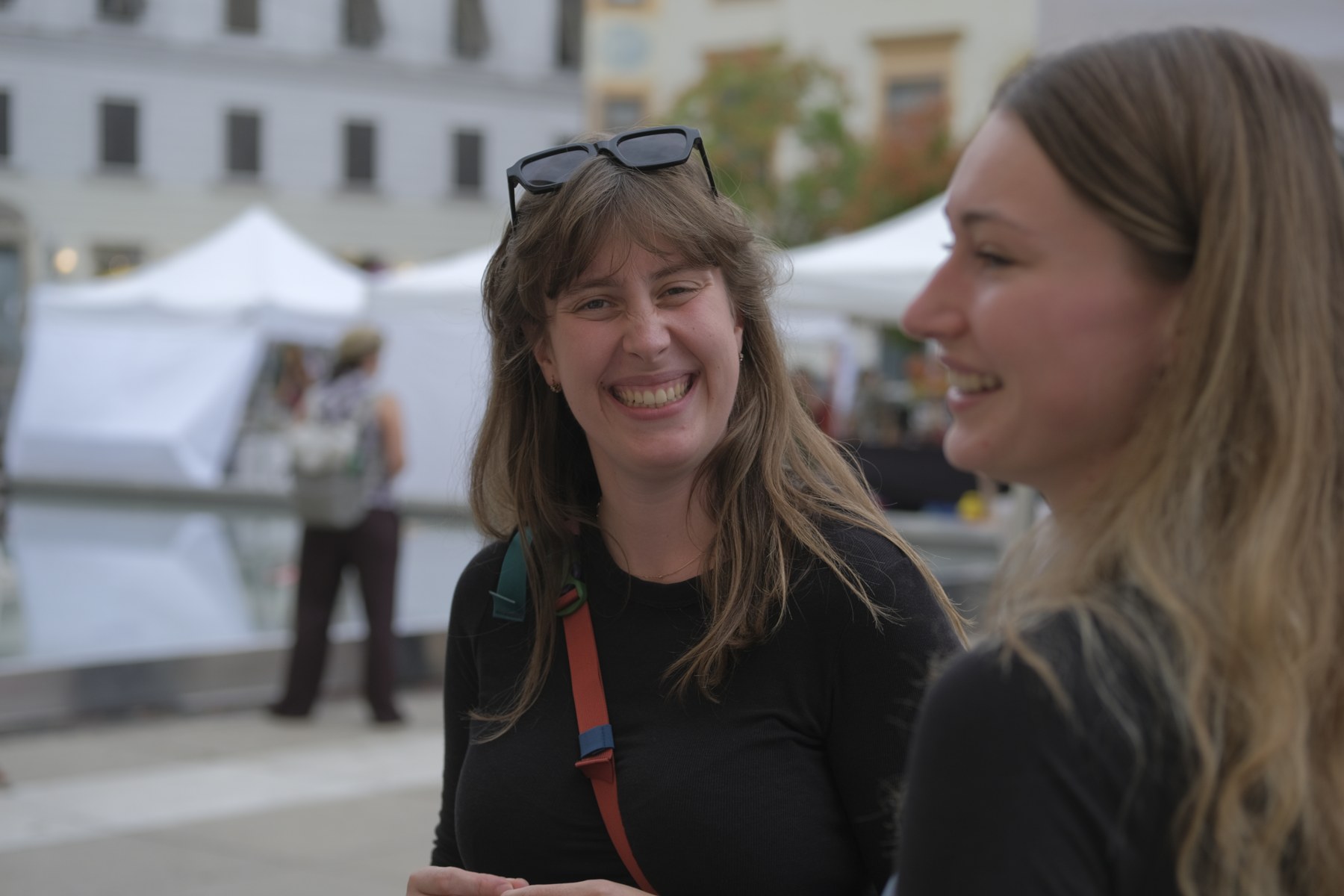 Kiki Kleinsasser lacht im Gespräch auf dem Töpfermarkt 2026.
